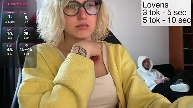 Snapshot of Sexy_Sweets chatting on December 19, 2025, 11:06 am Sexy Sweets online show from December 19, 2025, 11:06 am