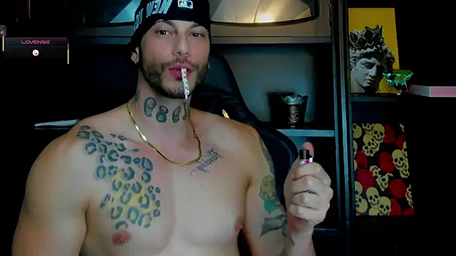 Snapshot of RickG_Oficial chatting on November 10, 2025, 11:37 pm RickG Oficial online show from November 10, 2025, 11:37 pm