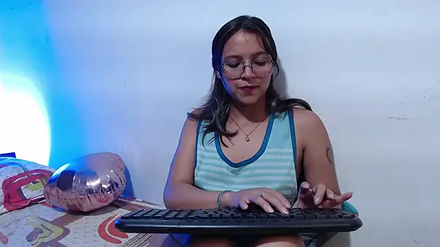 Snapshot of Zoe--khalL chatting on January 15, 2026, 6:18 am Zoe--khalL online show from January 15, 2026, 6:18 am