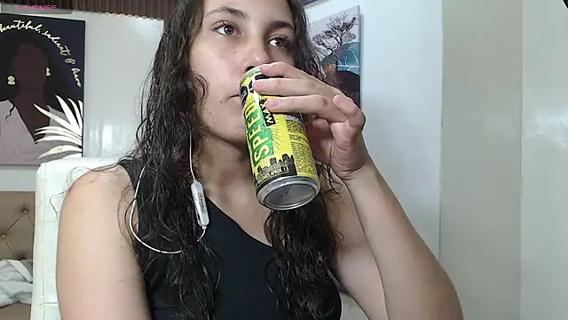 xlunna online show from October 30, 2025, 7:25 pm