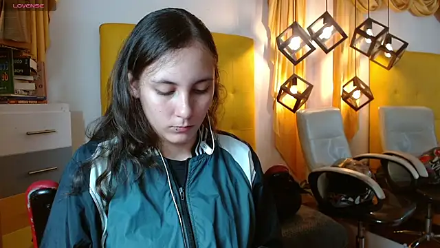 xlunna online show from December 16, 2025, 8:58 pm