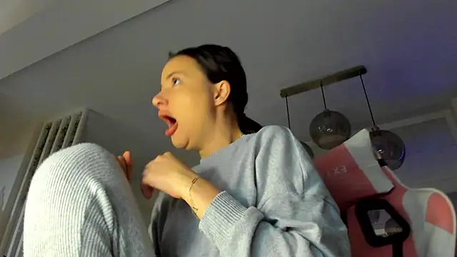 IreneVON online show from October 16, 2025, 3:51 am