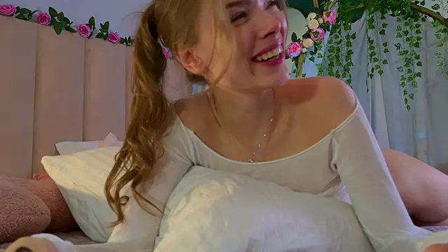 Eva Natsumi online show from December 8, 2024, 11:35 am