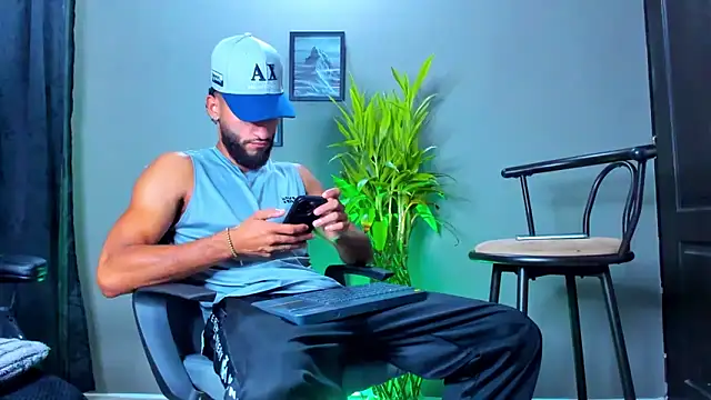 Snapshot of Damian_022 chatting on November 7, 2025, 1:55 pm Damian 022 online show from November 7, 2025, 1:55 pm