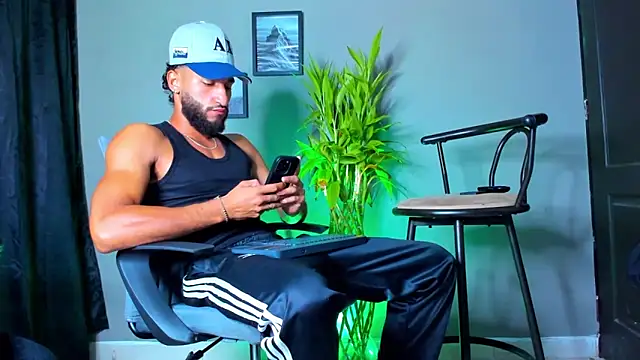 Snapshot of Damian_022 chatting on November 11, 2025, 11:32 am Damian 022 online show from November 11, 2025, 11:32 am