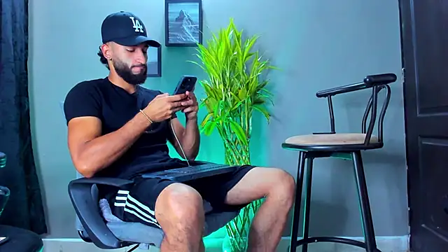 Snapshot of Damian_022 chatting on February 6, 2026, 2:31 pm Damian 022 online show from February 6, 2026, 2:31 pm