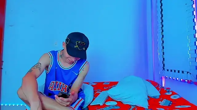 HOT boy2025 online show from December 20, 2024, 4:57 pm