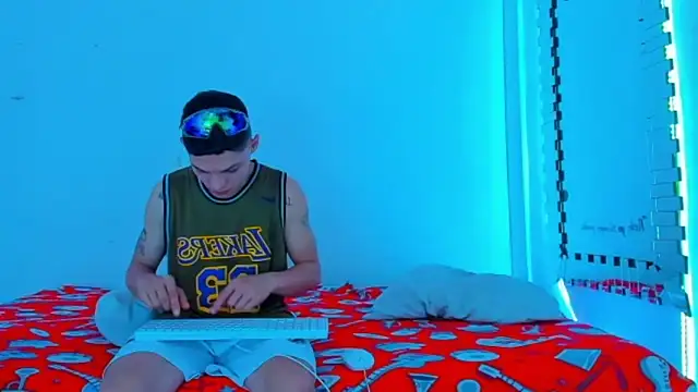 HOT boy2025 online show from March 3, 2025, 10:20 pm