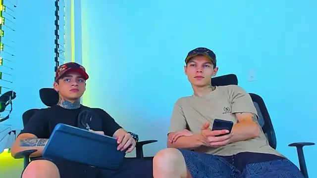 HOT boy2025 online show from December 15, 2025, 1:43 am