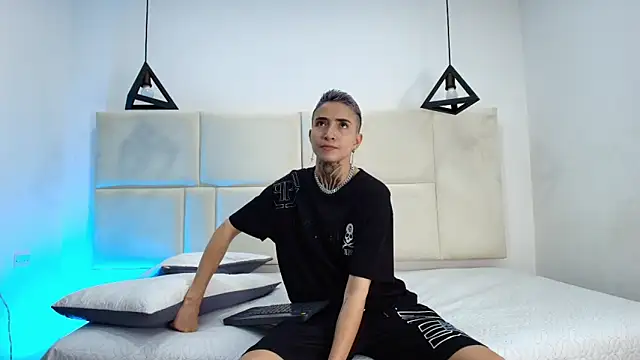 Tinny and Candy online show from March 19, 2025, 1:07 pm