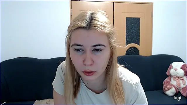 VioletaFlower7 online show from February 18, 2025, 5:31 pm