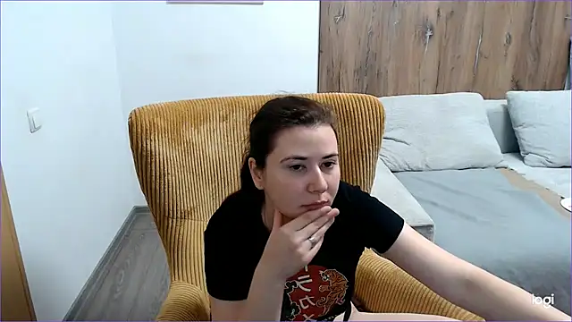 VioletaFlower7 online show from May 17, 2026, 7:28 am