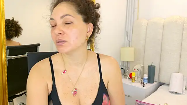 Juliabadlee online show from November 24, 2025, 8:41 pm