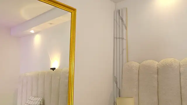 Juliabadlee online show from November 29, 2025, 8:23 pm