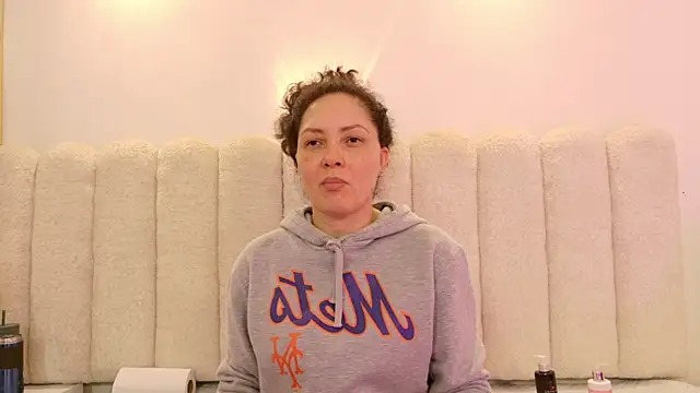Juliabadlee online show from March 24, 2026, 11:32 pm