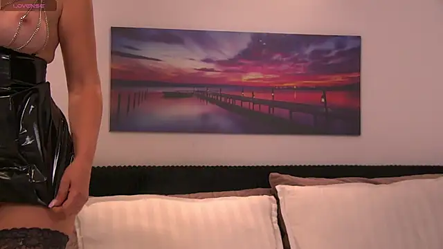 EmaCourtis online show from October 10, 2025, 11:42 am