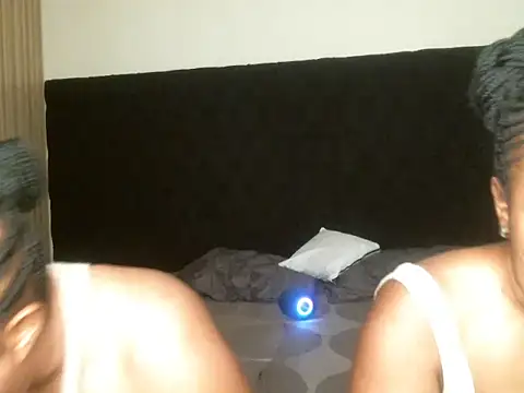 Snapshot of R-thequeen chatting on November 15, 2025, 8:55 am R-thequeen online show from November 15, 2025, 8:55 am