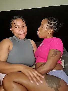 Snapshot of R-thequeen chatting on November 27, 2025, 12:29 pm R-thequeen online show from November 27, 2025, 12:29 pm