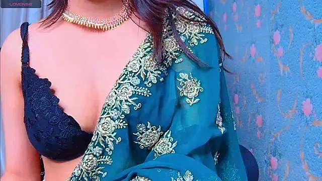 Snapshot of Aashika-Kaur chatting on December 17, 2024, 6:13 am Aashika-Kaur online show from December 17, 2024, 6:13 am