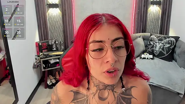 Snapshot of selene_red_ chatting on February 1, 2025, 9:21 am selene red online show from February 1, 2025, 9:21 am