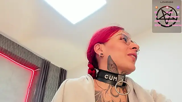 Snapshot of selene_red_ chatting on February 7, 2025, 9:04 pm selene red online show from February 7, 2025, 9:04 pm