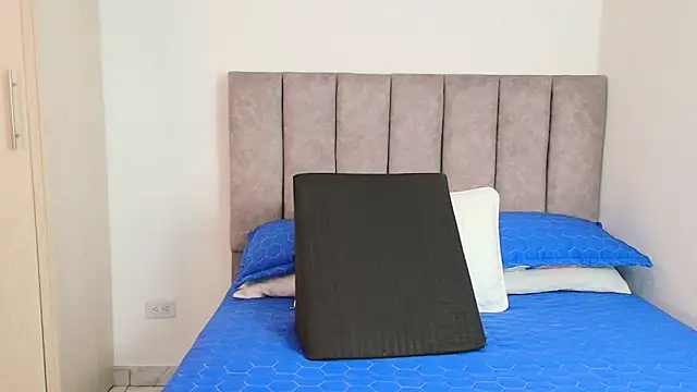 karina lewis  online show from January 14, 2025, 3:43 am