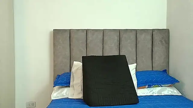 karina lewis  online show from December 3, 2025, 4:42 am