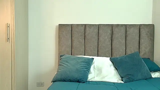 karina lewis  online show from April 7, 2026, 5:41 am