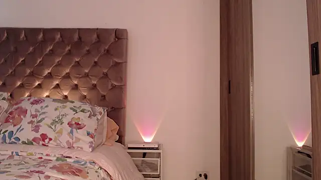 Roussmariehenao online show from December 17, 2025, 3:51 pm