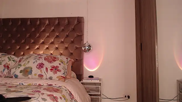 Snapshot of Roussmariehenao chatting on February 21, 2026, 2:56 am Roussmariehenao online show from February 21, 2026, 2:56 am