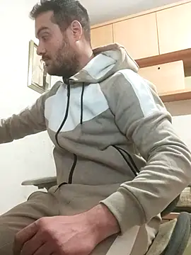 Snapshot of skrigul12 chatting on February 9, 2026, 2:04 am skrigul12 online show from February 9, 2026, 2:04 am