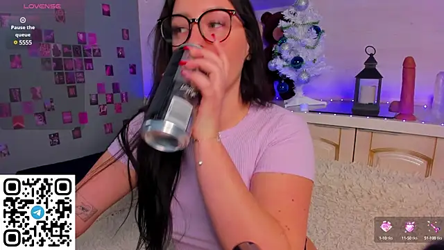 Snapshot of Kruela_Eva chatting on December 9, 2024, 11:34 pm Kruela Eva online show from December 9, 2024, 11:34 pm