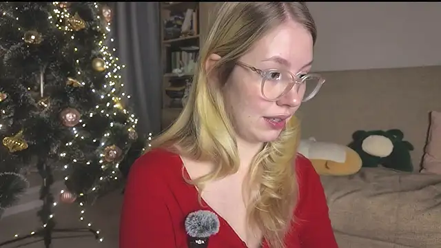 Snapshot of HoneyAudrey chatting on December 22, 2025, 1:46 am HoneyAudrey online show from December 22, 2025, 1:46 am