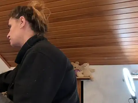 JeSuisUnTapin online show from October 18, 2025, 12:57 am