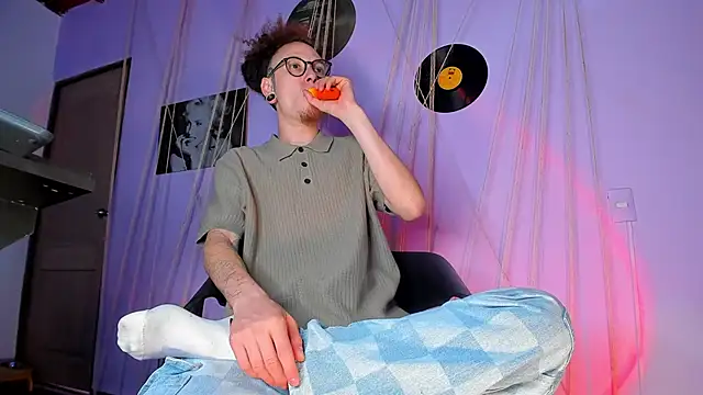 Snapshot of MrShaggy chatting on February 10, 2025, 9:15 pm MrShaggy online show from February 10, 2025, 9:15 pm