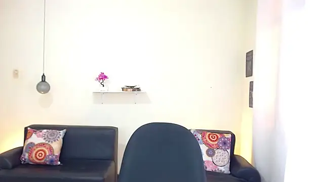 maiki18  online show from February 18, 2025, 1:33 pm