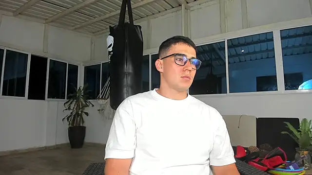 Snapshot of owengray2n chatting on December 18, 2024, 2:42 am owengray2n online show from December 18, 2024, 2:42 am