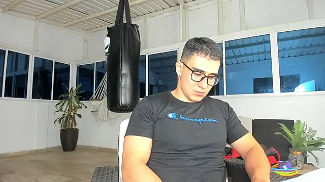 Snapshot of owengray2n chatting on December 19, 2024, 11:57 pm owengray2n online show from December 19, 2024, 11:57 pm