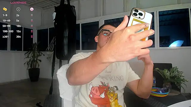 Snapshot of owengray2n chatting on January 26, 2025, 2:45 am owengray2n online show from January 26, 2025, 2:45 am