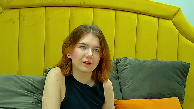 Snapshot of LessySmith chatting on October 13, 2025, 4:40 pm LessySmith online show from October 13, 2025, 4:40 pm