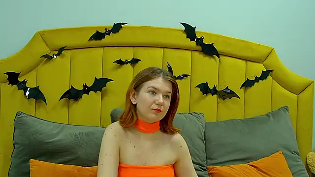 Snapshot of LessySmith chatting on October 31, 2025, 4:30 pm LessySmith online show from October 31, 2025, 4:30 pm