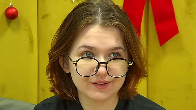 Snapshot of LessySmith chatting on December 20, 2025, 4:19 am LessySmith online show from December 20, 2025, 4:19 am