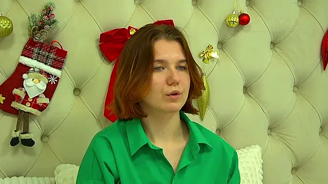 Snapshot of LessySmith chatting on December 22, 2025, 4:42 am LessySmith online show from December 22, 2025, 4:42 am