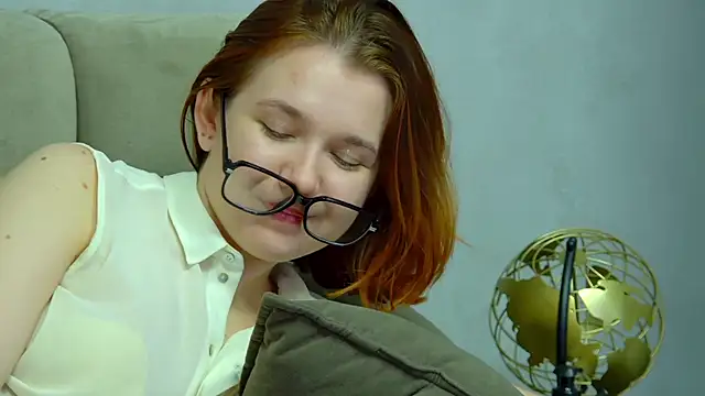 Snapshot of LessySmith chatting on February 22, 2026, 4:35 am LessySmith online show from February 22, 2026, 4:35 am