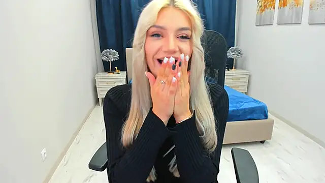 Snapshot of SelenaeMoore chatting on January 8, 2025, 11:32 am SelenaeMoore online show from January 8, 2025, 11:32 am