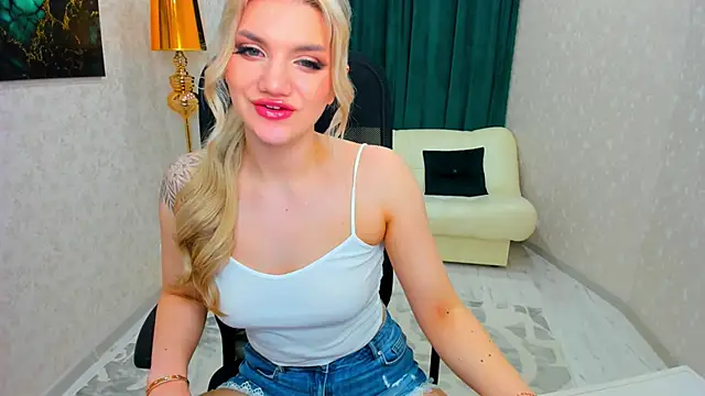 Snapshot of SelenaeMoore chatting on February 9, 2025, 12:17 am SelenaeMoore online show from February 9, 2025, 12:17 am