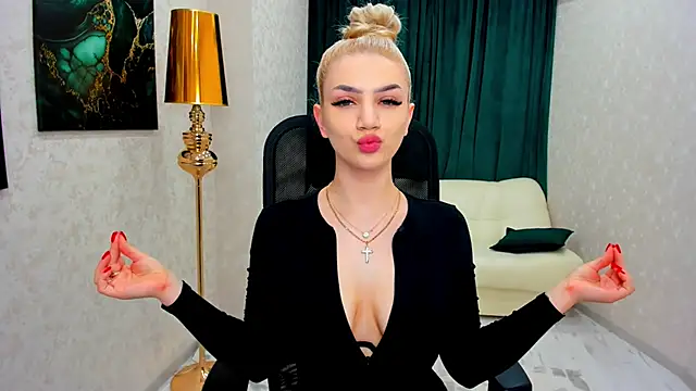 Snapshot of SelenaeMoore chatting on February 24, 2025, 7:19 pm SelenaeMoore online show from February 24, 2025, 7:19 pm