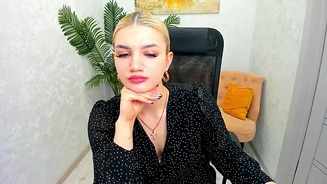 Snapshot of SelenaeMoore chatting on March 13, 2025, 2:44 pm SelenaeMoore online show from March 13, 2025, 2:44 pm