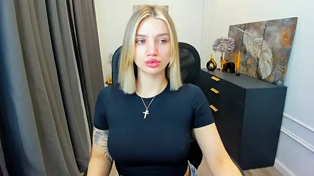 SelenaeMoore online show from April 19, 2026, 3:39 am