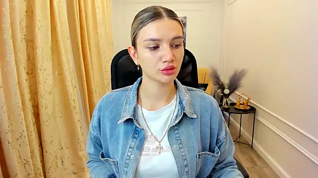 SelenaeMoore online show from June 17, 2026, 3:42 am